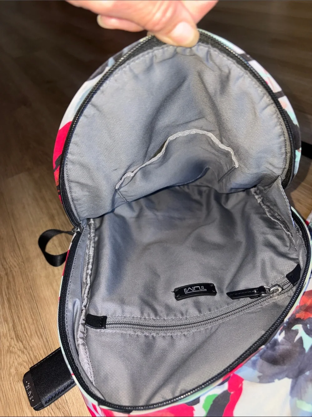 Preowned Tumi sling/backpack - Picture 7 of 9